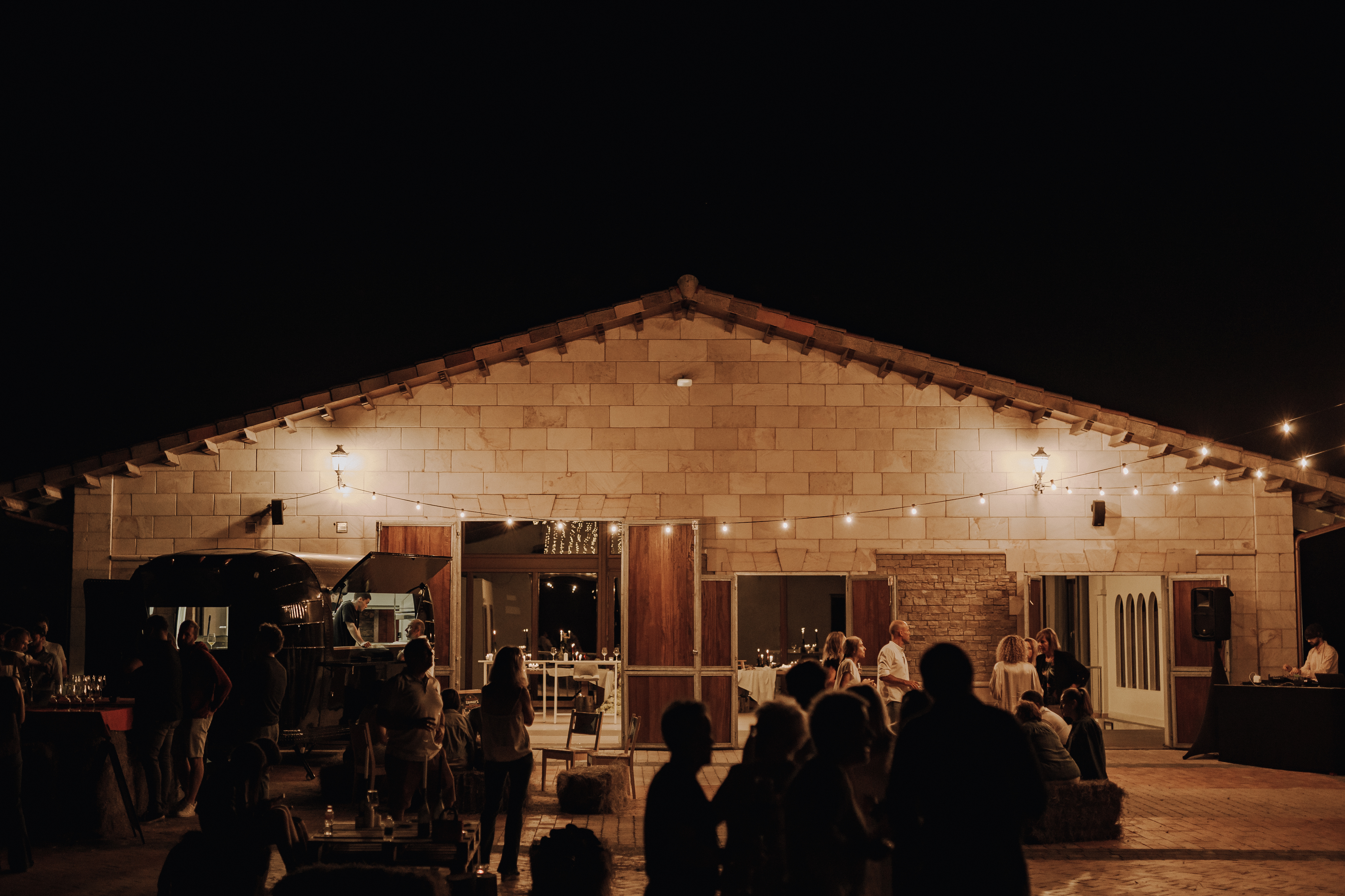 Celebración nocturna en Bodega Bahía de Santander