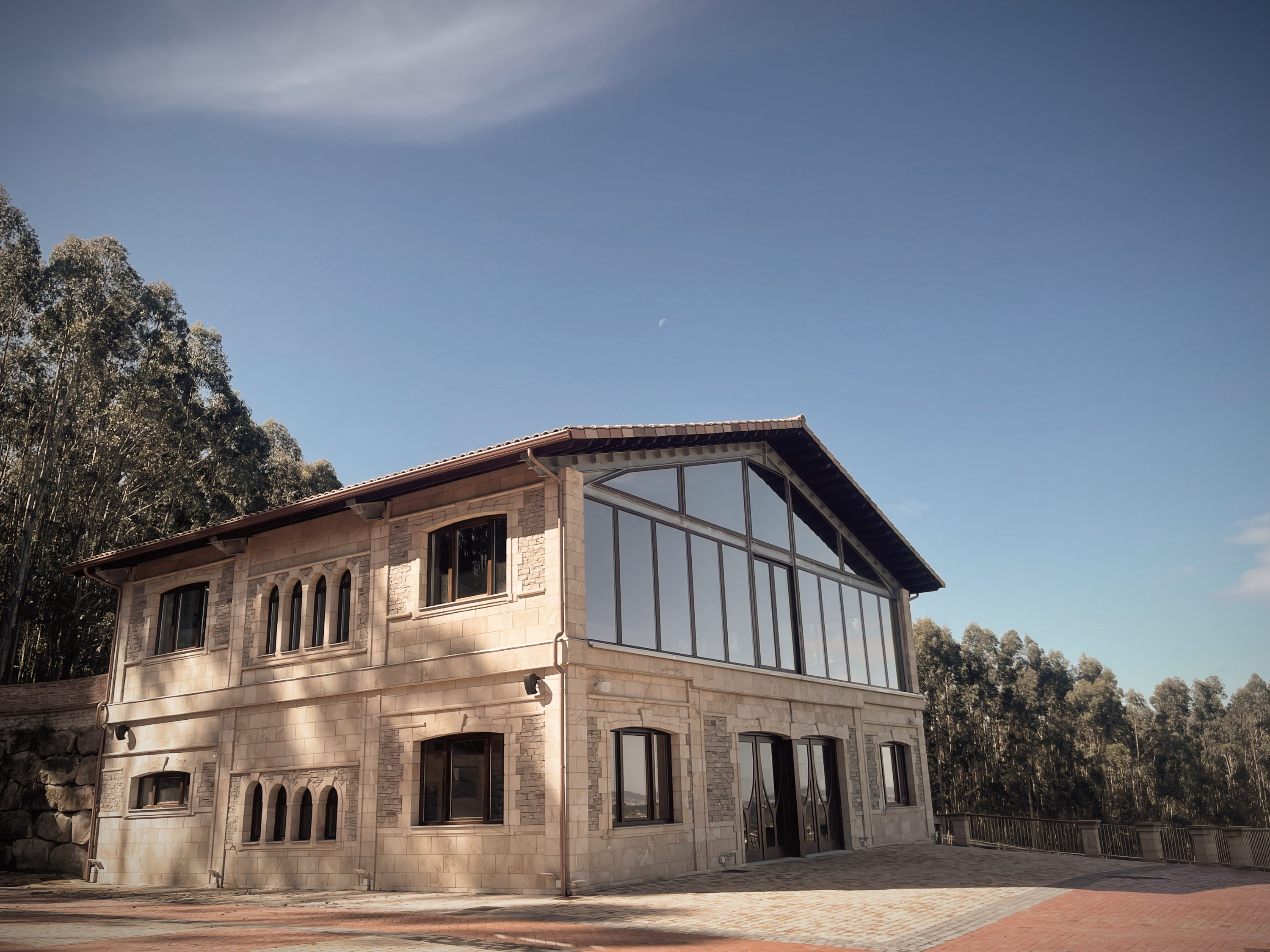 Edificio de la bodega rodeado por el viñedo